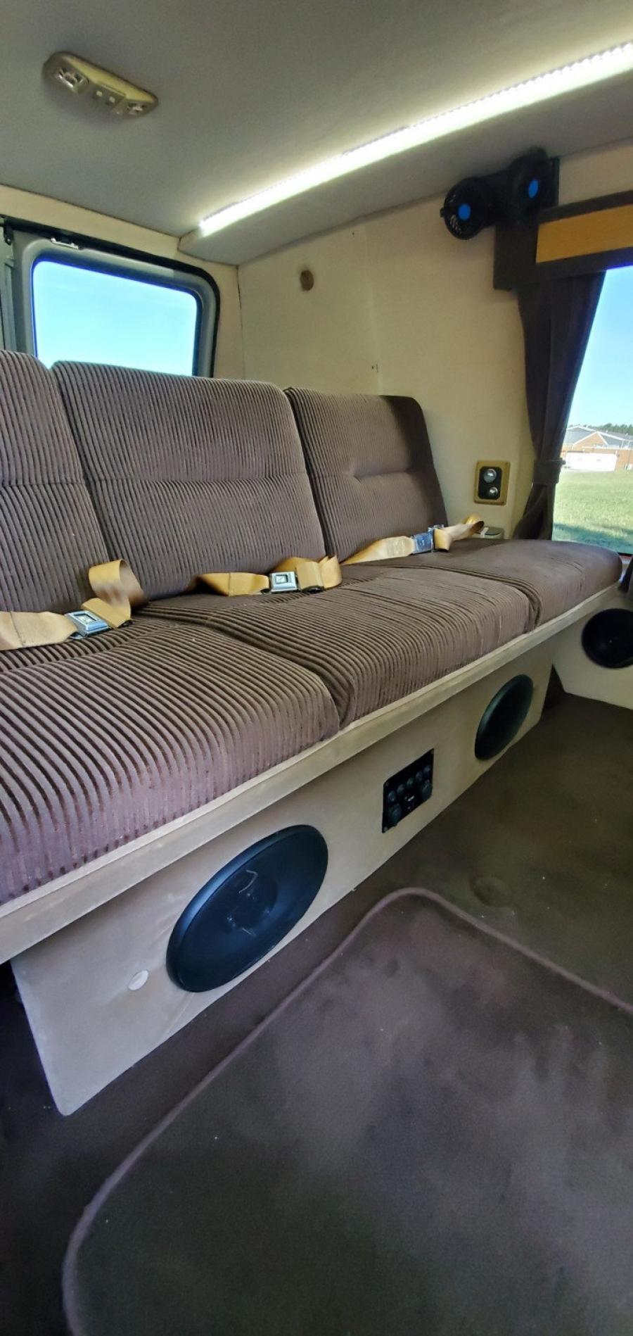 Интерьер Chevrolet G20 Conversion Van  (CG21305) 1988 года  (фото 186 из 257)